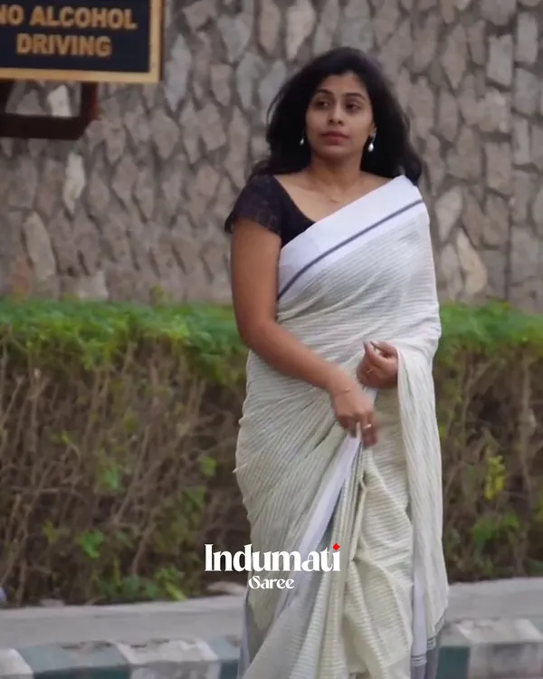Divya_Rekha_-_White_Linen_Saree_with_Lining_Stripe_&_Pallu_Lining_Design_with_Blouse_Piece