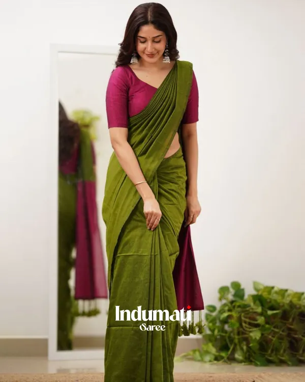 Green_Mulmul_Cotton_Saree_with_Contrast_Wine_Blouse_Piece