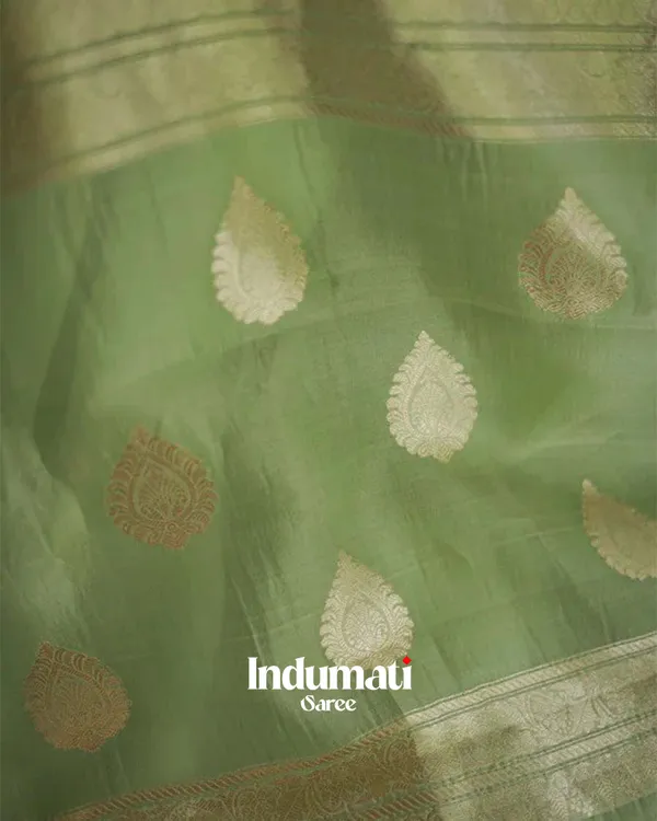 Green_Color_Premium_Cotton_Silk_Saree_With_Classy_Blouse_and_tassels
