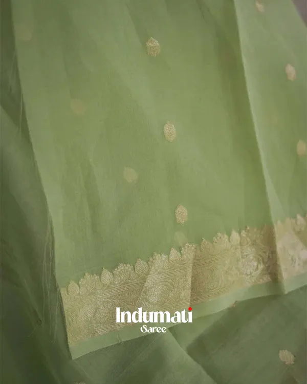 Green_Color_Premium_Cotton_Silk_Saree_With_Classy_Blouse_and_tassels