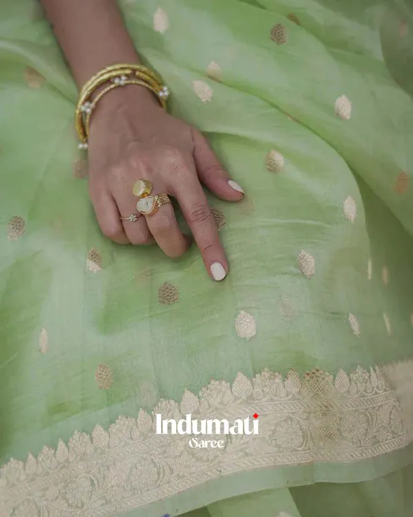 Green_Color_Premium_Cotton_Silk_Saree_With_Classy_Blouse_and_tassels