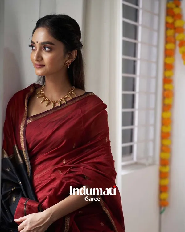 Red_Color_Premium_Cotton_Silk_Saree_With_Classy_Blouse_and_tassels