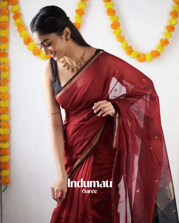 Red_Color_Premium_Cotton_Silk_Saree_With_Classy_Blouse_and_tassels