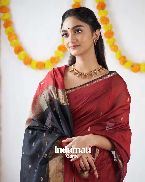 Red_Color_Premium_Cotton_Silk_Saree_With_Classy_Blouse_and_tassels