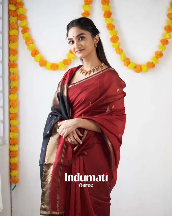 Red_Color_Premium_Cotton_Silk_Saree_With_Classy_Blouse_and_tassels
