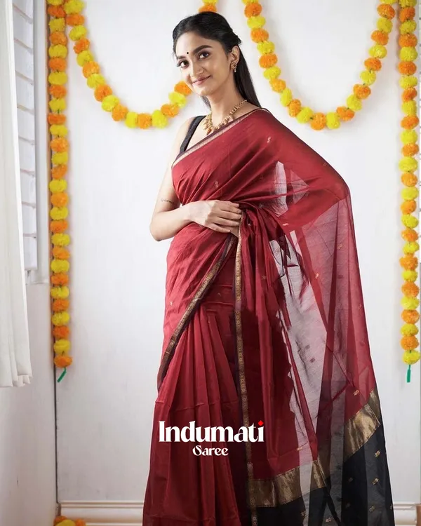 Red_Color_Premium_Cotton_Silk_Saree_With_Classy_Blouse_and_tassels