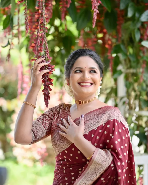 Red_Color_Top_Tier_Soft_Banarasi_Silk_Saree_with_Classy_Bloue_Piece