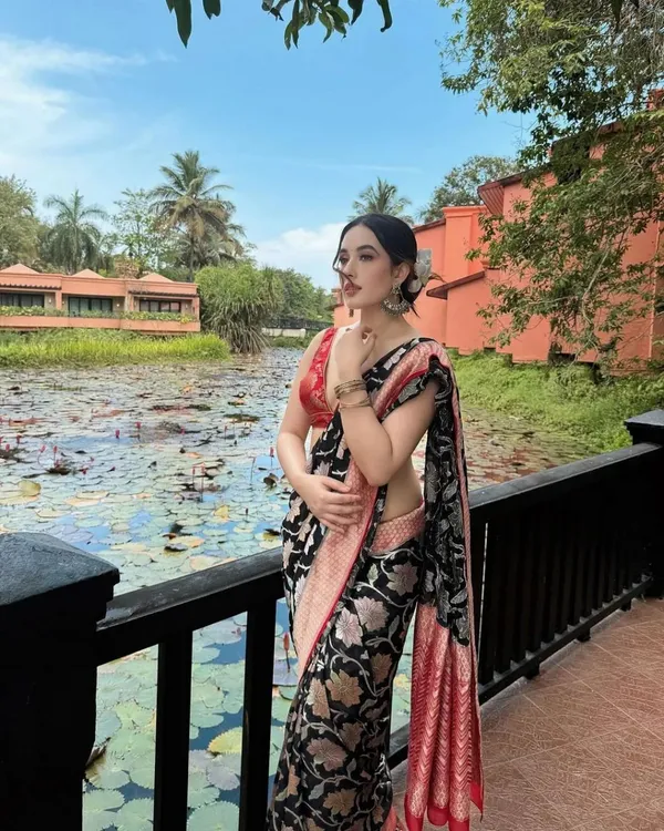 Black_And_Red_Color_Signature_Line_Soft_Banarasi_Silk_Saree_with_Classy_Bloue_Piece