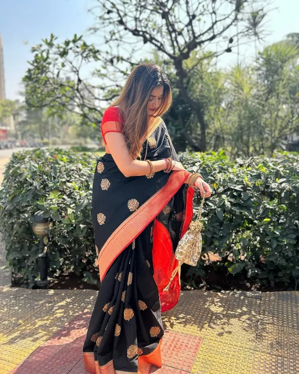 Black_Color_Recent_Release_Soft_Banarasi_Silk_Saree_with_Classy_Bloue_Piece