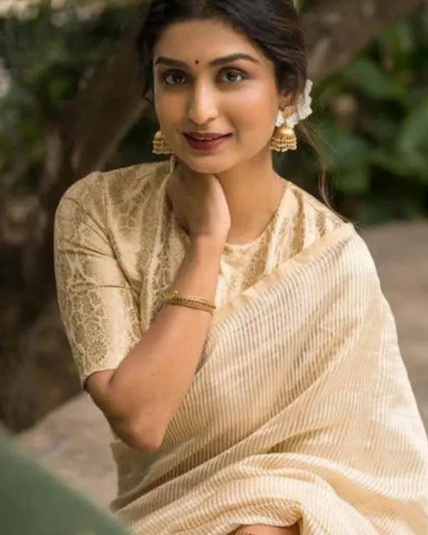 Cream_Color_Latest_Drop_Soft_Banarasi_Silk_Saree_with_Classy_Bloue_Piece