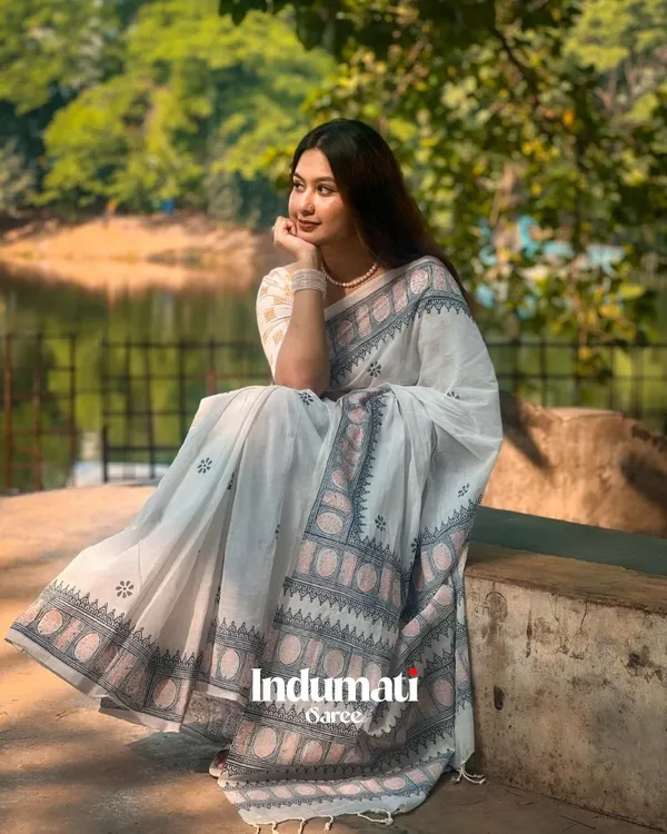 Shashi_Varna_-_Pure_White_Linen_Saree_with_Contrast_Black_Border_&_Blouse_Piece