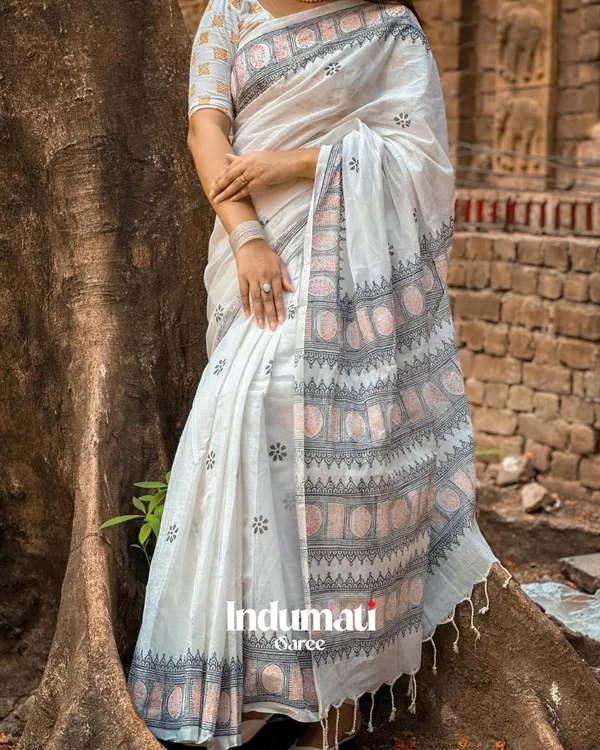 Shashi_Varna_-_Pure_White_Linen_Saree_with_Contrast_Black_Border_&_Blouse_Piece