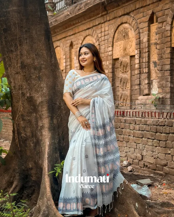 Shashi_Varna_-_Pure_White_Linen_Saree_with_Contrast_Black_Border_&_Blouse_Piece