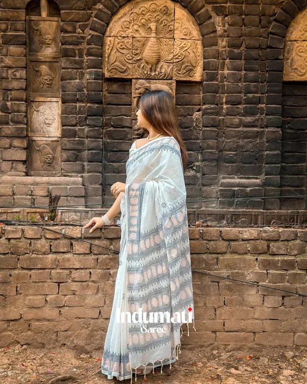 Shashi_Varna_-_Pure_White_Linen_Saree_with_Contrast_Black_Border_&_Blouse_Piece