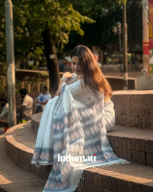 Shashi_Varna_-_Pure_White_Linen_Saree_with_Contrast_Black_Border_&_Blouse_Piece
