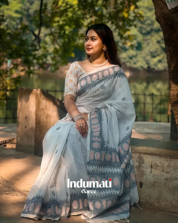 Shashi_Varna_-_Pure_White_Linen_Saree_with_Contrast_Black_Border_&_Blouse_Piece