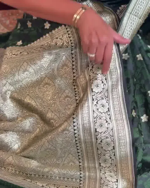 Green_Color_Exclusive_Soft_Banarasi_Silk_Saree_with_Classy_Bloue_Piece