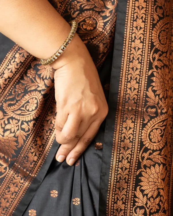 Black_Color_Just_In_Soft_Banarasi_Silk_Saree_with_Classy_Bloue_Piece