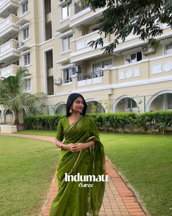 Green_Premium_Cotton_Silk_Saree_With_Classy_Blouse_and_tassels