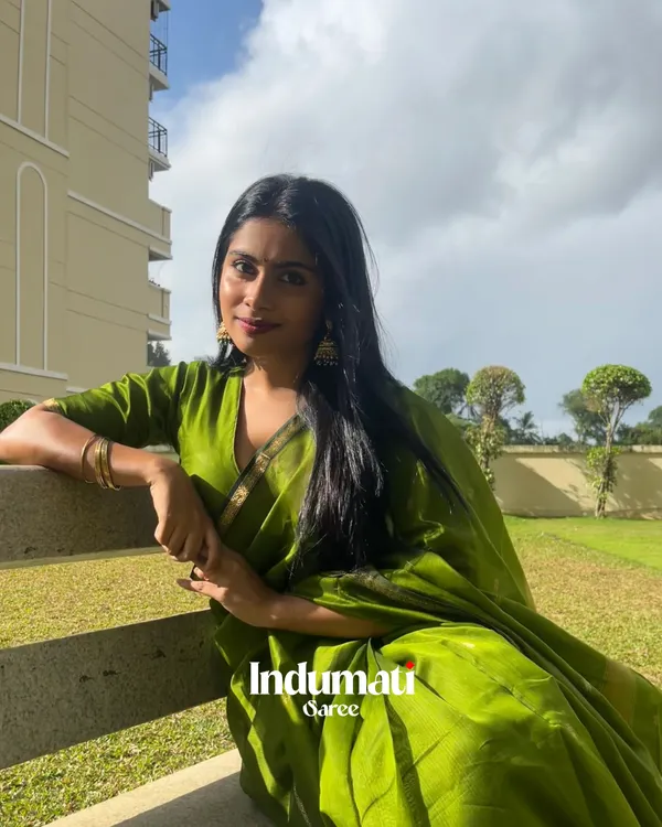 Green_Premium_Cotton_Silk_Saree_With_Classy_Blouse_and_tassels