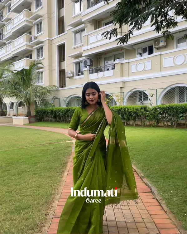 Green_Premium_Cotton_Silk_Saree_With_Classy_Blouse_and_tassels