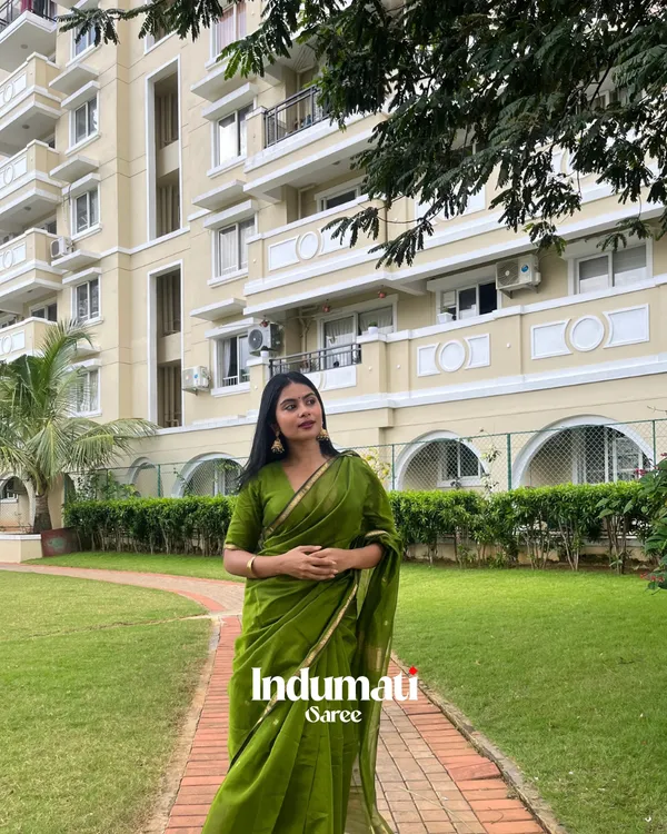 Green_Premium_Cotton_Silk_Saree_With_Classy_Blouse_and_tassels