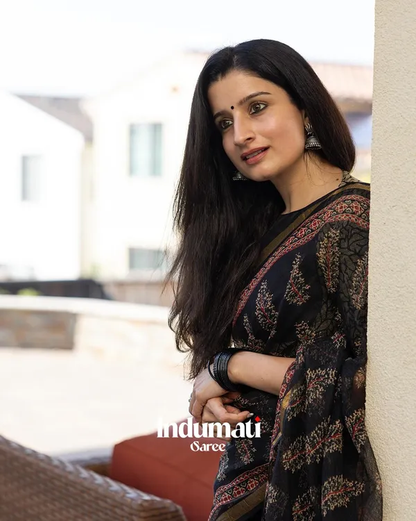 Kaajal_Florals_-_Black_Linen_Saree_with_Matching_Blouse_and_Bloom_Detail