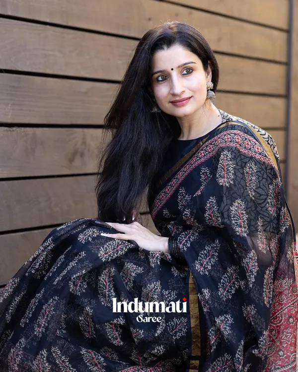 Kaajal_Florals_-_Black_Linen_Saree_with_Matching_Blouse_and_Bloom_Detail