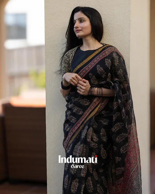 Kaajal_Florals_-_Black_Linen_Saree_with_Matching_Blouse_and_Bloom_Detail