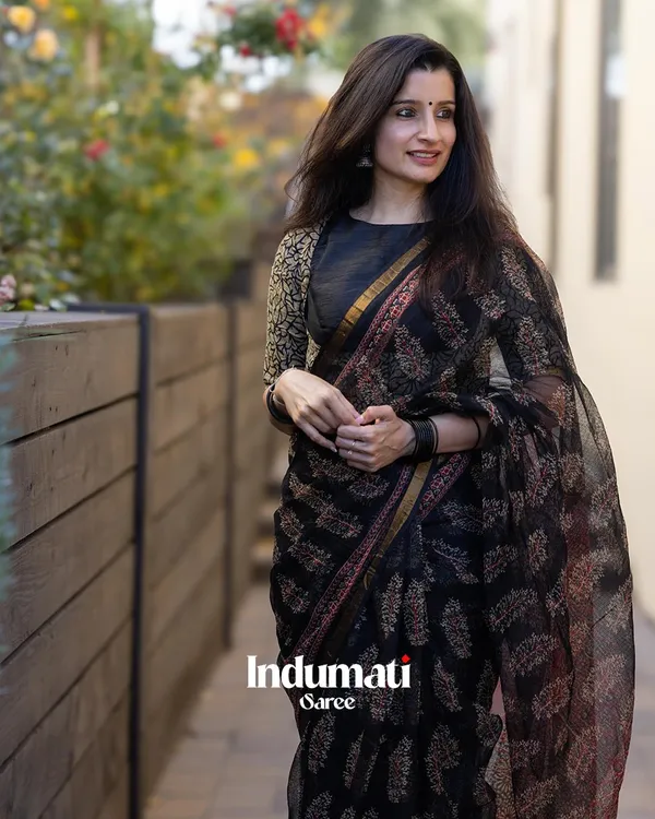 Kaajal_Florals_-_Black_Linen_Saree_with_Matching_Blouse_and_Bloom_Detail