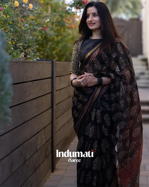 Kaajal_Florals_-_Black_Linen_Saree_with_Matching_Blouse_and_Bloom_Detail