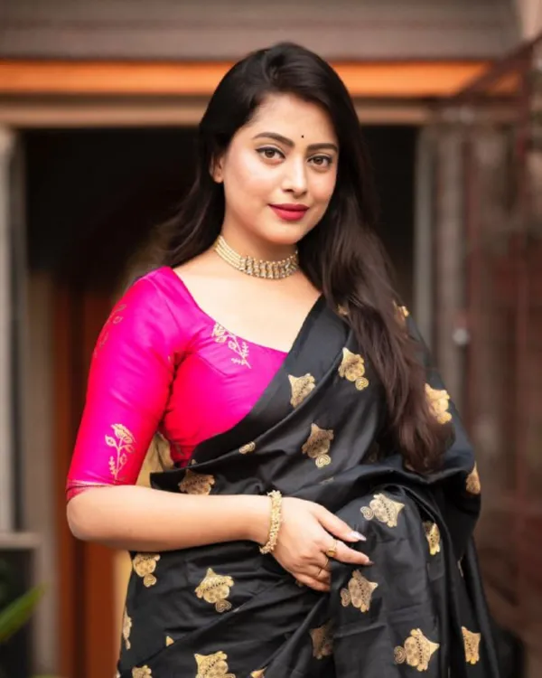 Black_And_Pink_Color_Curated_Quality_Soft_Banarasi_Silk_Saree_with_Classy_Bloue_Piece