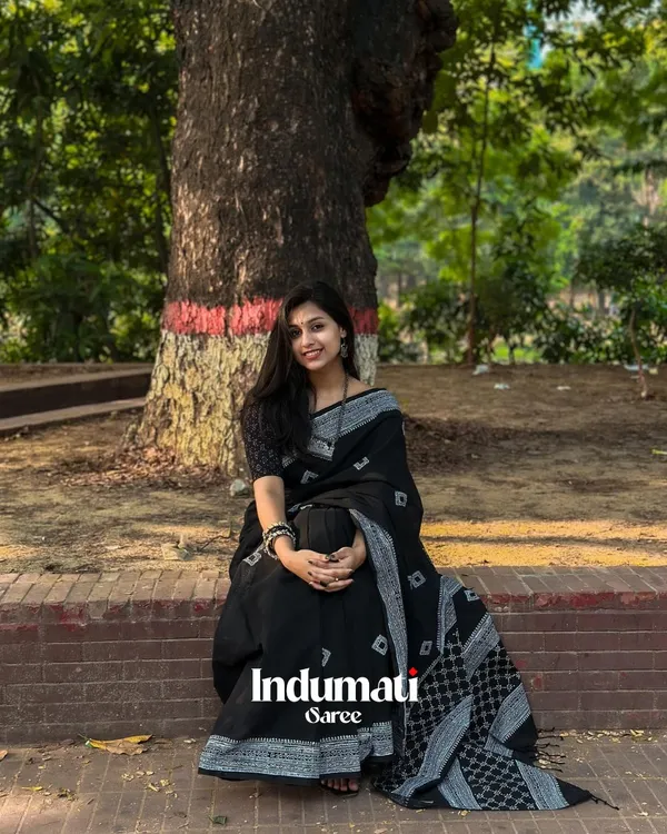Tamas_Rekha_-_Elegant_Black_Saree_with_Striking_White_Border_&_Blouse_Piece