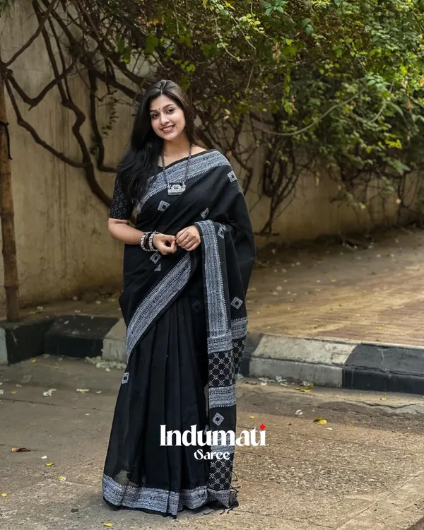 Tamas_Rekha_-_Elegant_Black_Saree_with_Striking_White_Border_&_Blouse_Piece