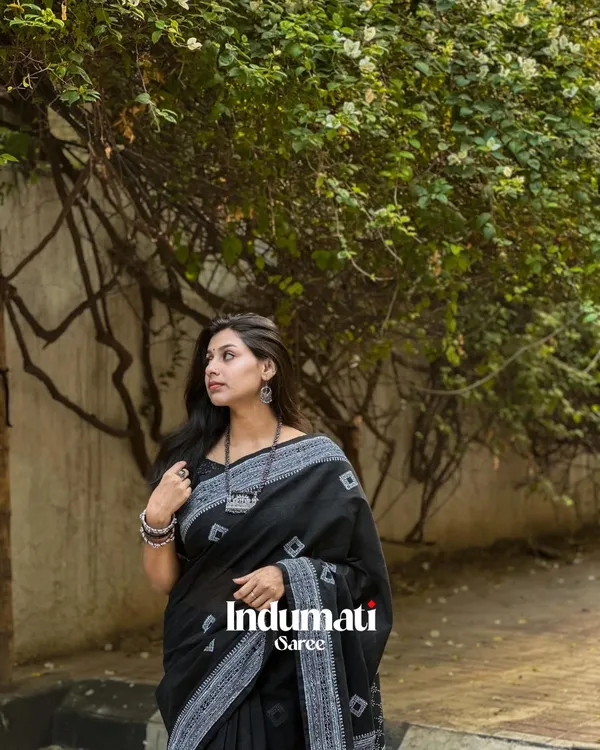 Tamas_Rekha_-_Elegant_Black_Saree_with_Striking_White_Border_&_Blouse_Piece