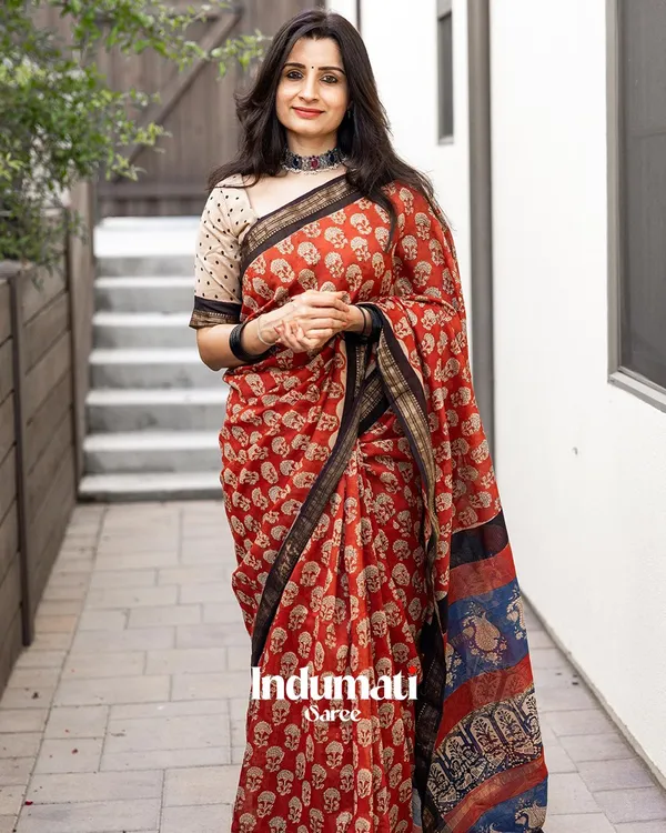Laal_Noor_-_Red_Linen_Saree_with_Cream_Blouse_and_Black_Border_Finish