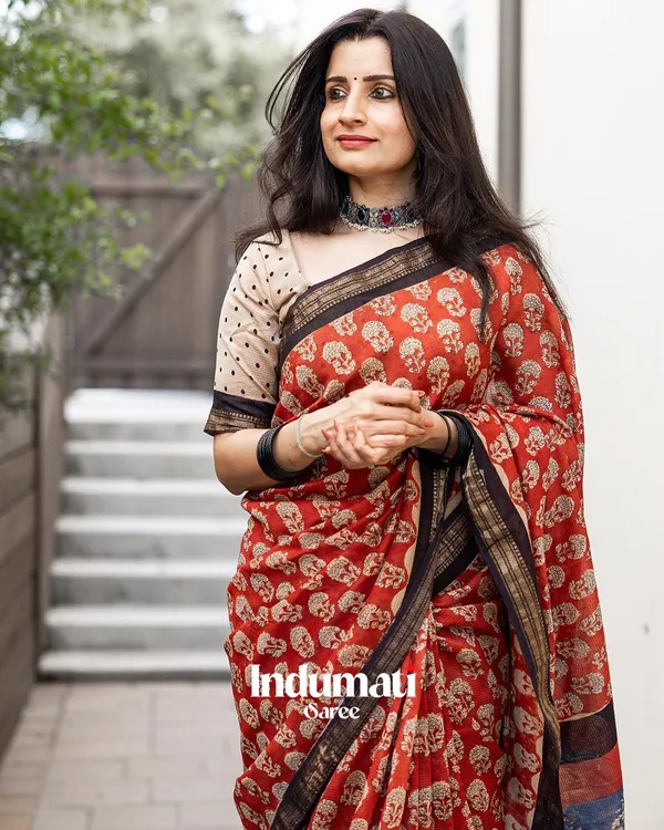 Laal_Noor_-_Red_Linen_Saree_with_Cream_Blouse_and_Black_Border_Finish