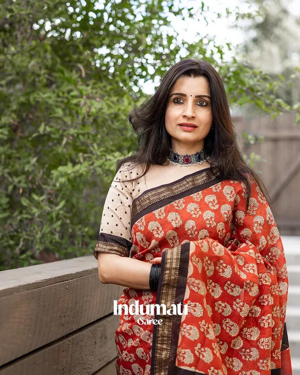 Laal_Noor_-_Red_Linen_Saree_with_Cream_Blouse_and_Black_Border_Finish