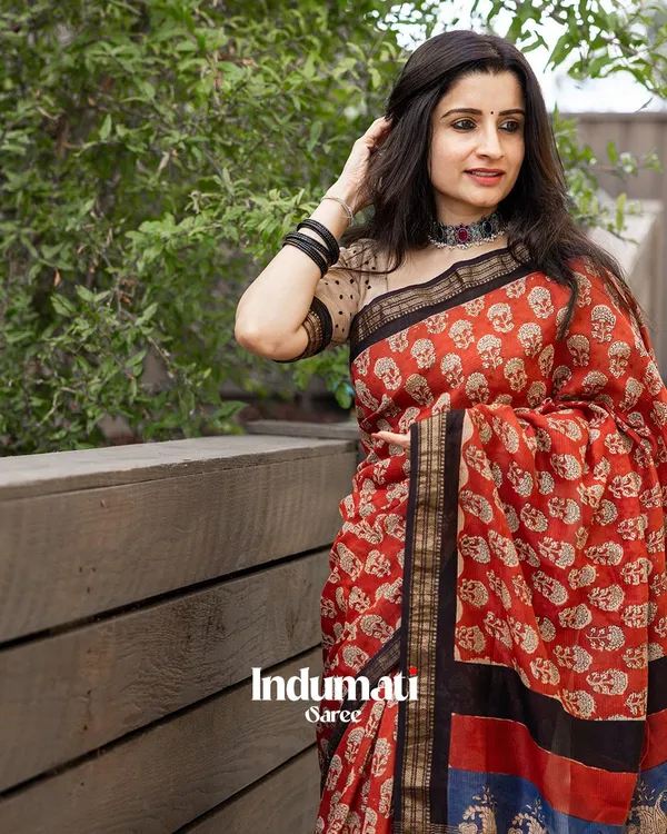Laal_Noor_-_Red_Linen_Saree_with_Cream_Blouse_and_Black_Border_Finish