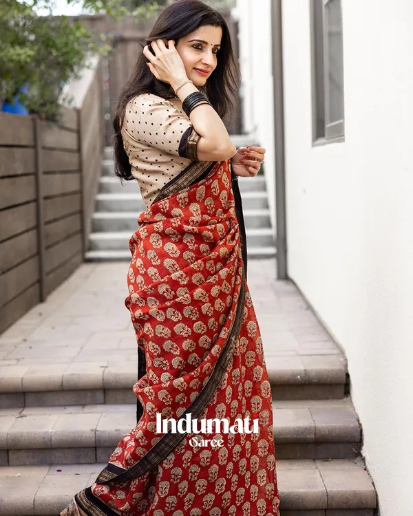 Laal_Noor_-_Red_Linen_Saree_with_Cream_Blouse_and_Black_Border_Finish