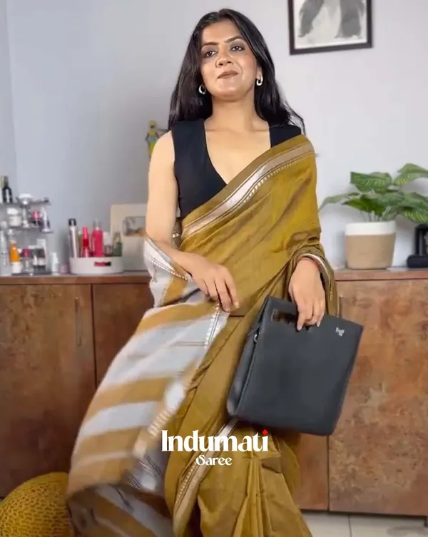 Ruhani_Rust_-_Earthy_Rust_Color_Saree_with_Black_Contrast_Blouse