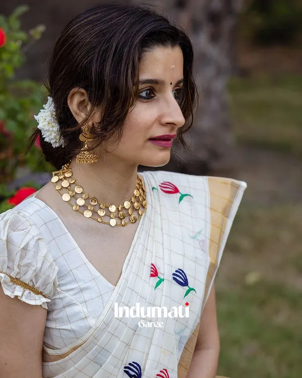 Snow_Petals_-_Elegant_White_Linen_Saree_with_Floral_All_Over_and_Blouse
