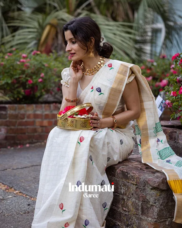 Snow_Petals_-_Elegant_White_Linen_Saree_with_Floral_All_Over_and_Blouse