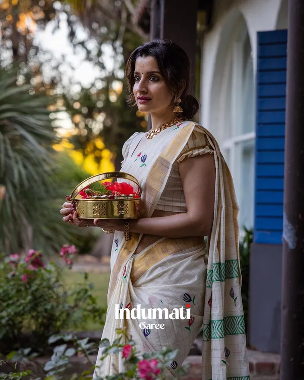 Snow_Petals_-_Elegant_White_Linen_Saree_with_Floral_All_Over_and_Blouse