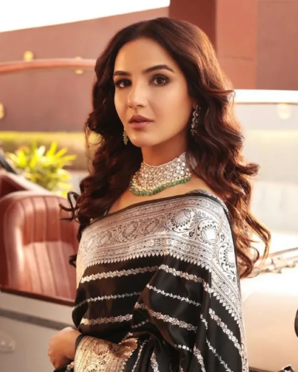 Black_Color_Signature_Line_Soft_Banarasi_Silk_Saree_with_Classy_Bloue_Piece