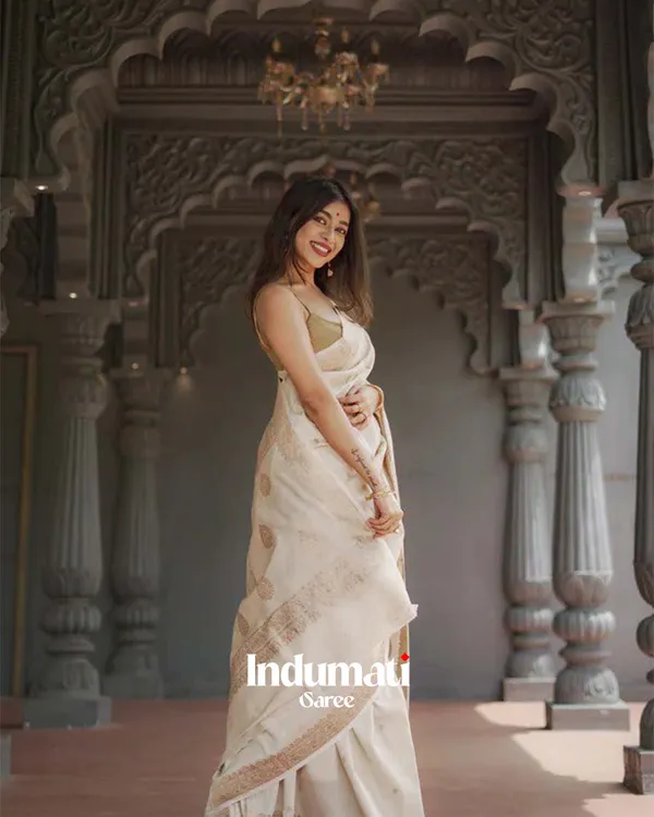 White_Color_Premium_Cotton_Silk_Saree_With_Classy_Blouse_and_tassels