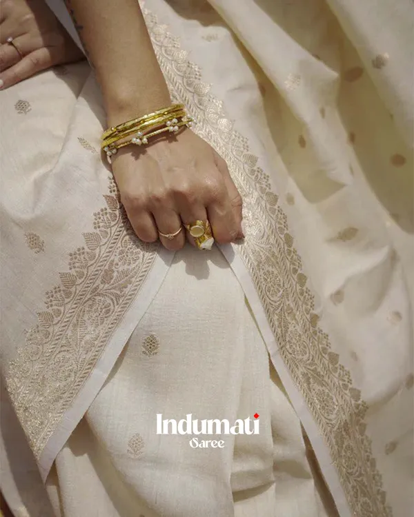 White_Color_Premium_Cotton_Silk_Saree_With_Classy_Blouse_and_tassels
