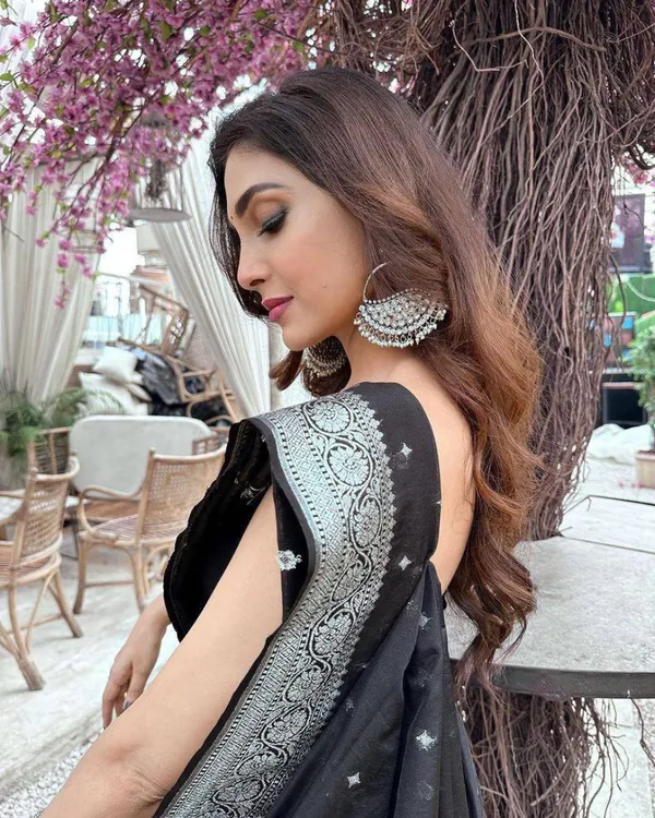 Black_Color_Elite_Pick_Soft_Banarasi_Silk_Saree_with_Classy_Bloue_Piece