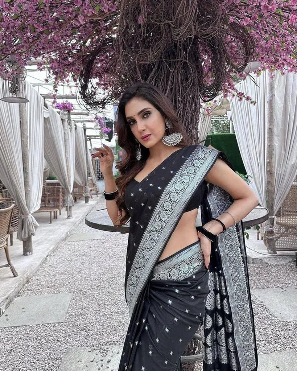 Black_Color_Elite_Pick_Soft_Banarasi_Silk_Saree_with_Classy_Bloue_Piece
