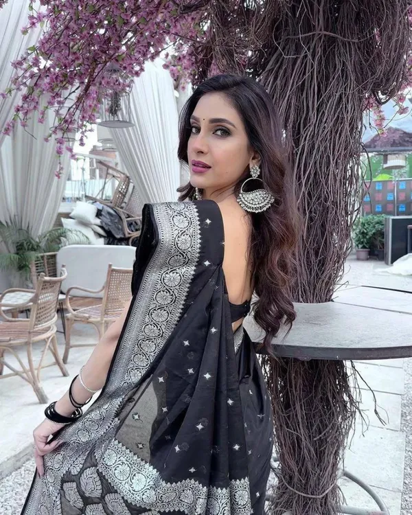 Black_Color_Elite_Pick_Soft_Banarasi_Silk_Saree_with_Classy_Bloue_Piece